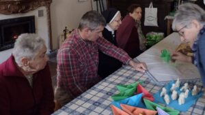 persone intorno al tavolo